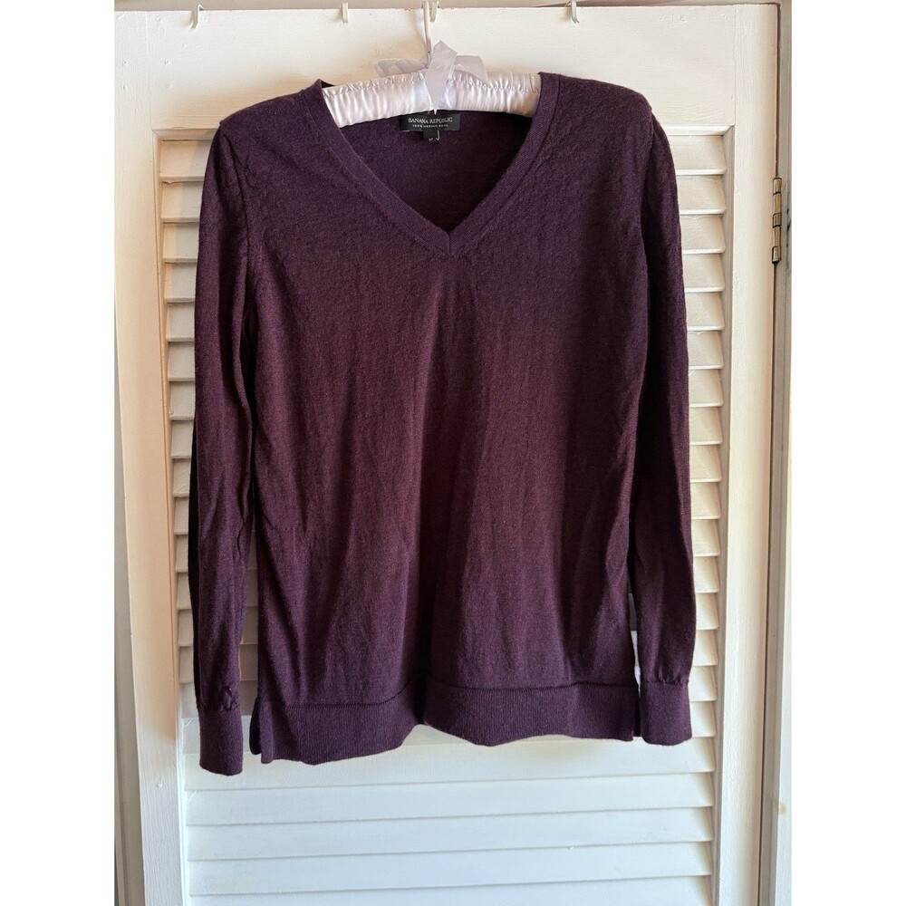 Banana Republic Women’s Sweater Size M Merino Wool Purple Plum V-Neck Pullover